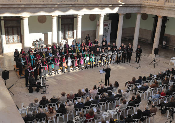 Un moment del Concert de Nadal del Club Coral al claustre de La Nau.