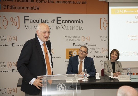 Juan Roig, president de Mercadona i president d’honor de EDEM Escuela de Empresarios, impartix una conferència al Club d’Emprendoria de la Facultat d’Economia