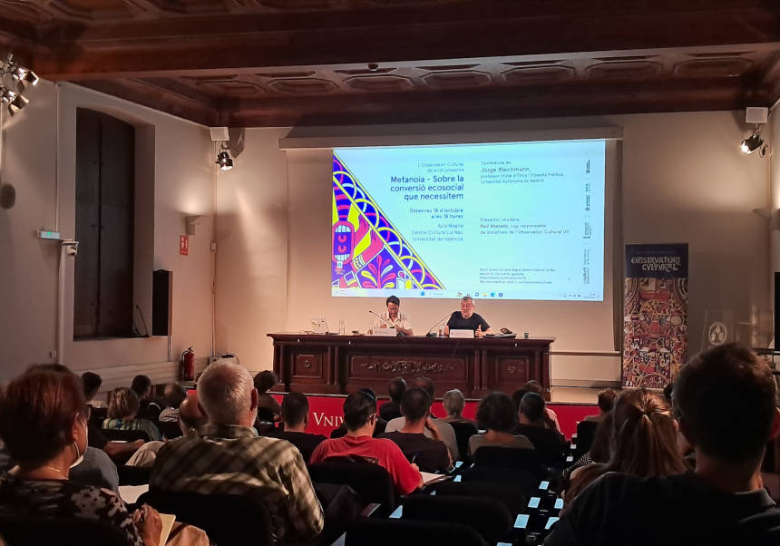 Conferencia de Jorge Riechmann sobre la conversión ecosocial organizada por el Observatori Cultural UV en el Aula Magna de La Nau. FOTO DE ARCHIVO.