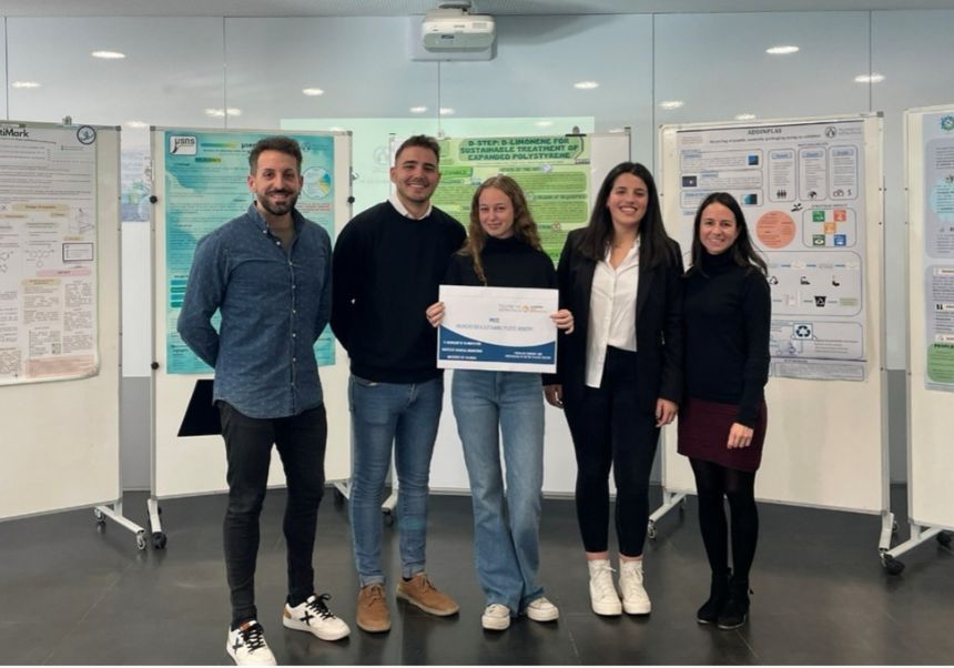 From left to right: José Badia (Head of the AIMPLAS-UV Chair), Sergi González, Adriana Gallego, Ariadna Martínez, Alicia Monleón (Training AIMPLAS-UV Chair)