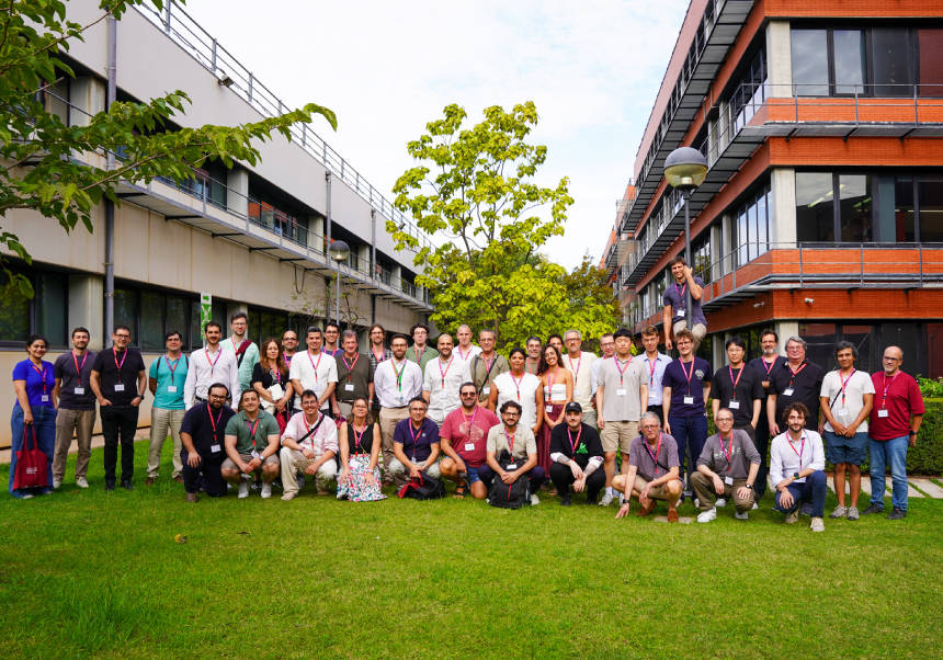 Foto de família de les persones participants en OpenMolcas al Parc Científic UV.