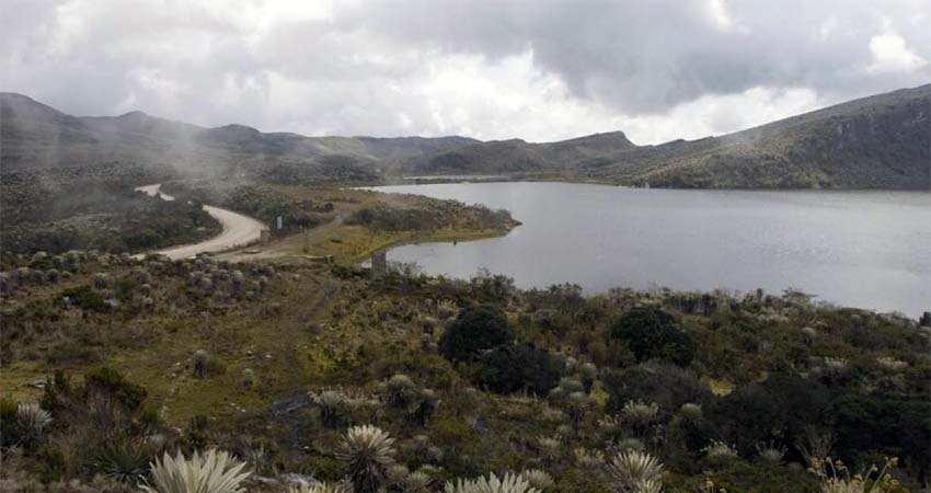 Foto de un paisaje de montaña y un lago