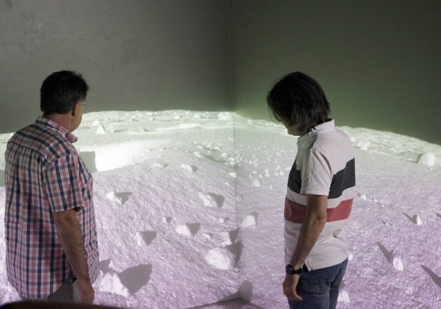 Los investigadores Marcos Fernández (izquierda) y Jesús Gimeno ante una de las simulaciones de suelo lunar