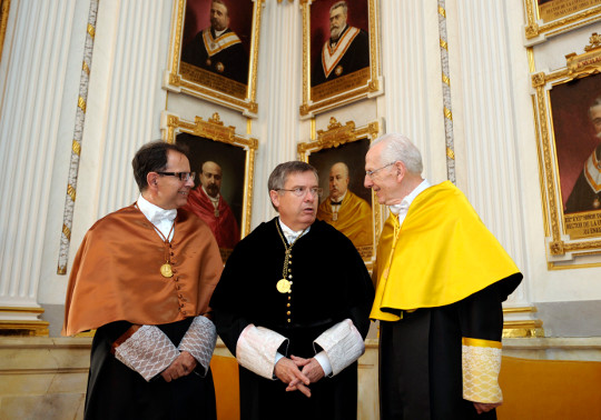 Avelino Corma, primero por la izquierda, el día de la investidura como doctor 'honoris causa' por la Universitat.