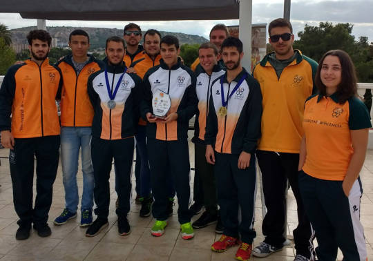 El equipo de orientación de la Universitat con su seleccionador, Niclas Gil.