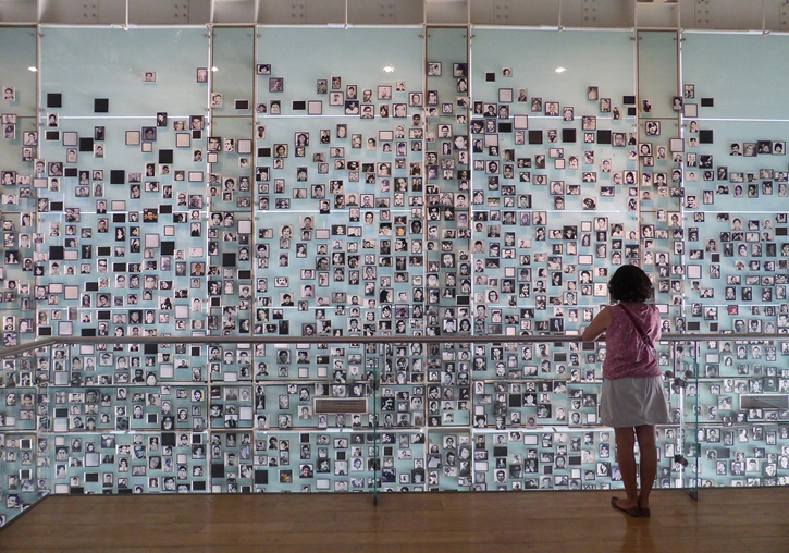 Retratos de víctimas. Museo de la Memoria y Derechos Humanos. Santiago de Chile. Carlos Teixidor Cadenas. Licencia Creative Commons.