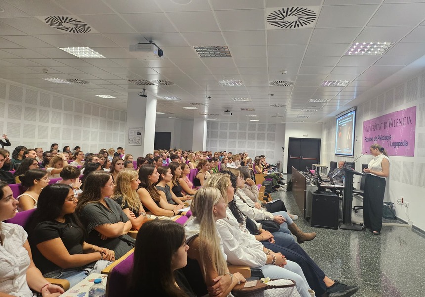 Lecture at the Faculty of Psychology and Speech Therapy, University of Valencia, with a speaker addressing a large audience of students