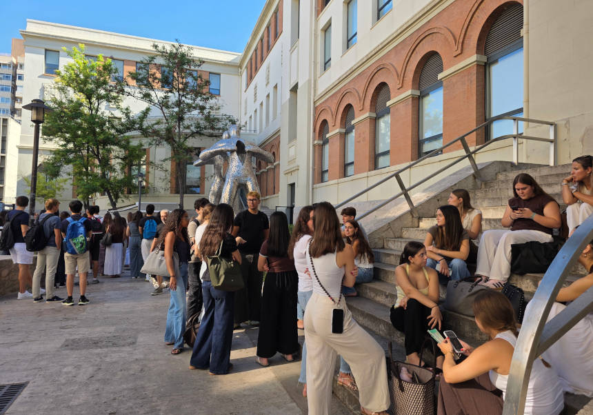 Estudiantat que inicia les classes a la Facultat de Medicina i Odontologia UV.