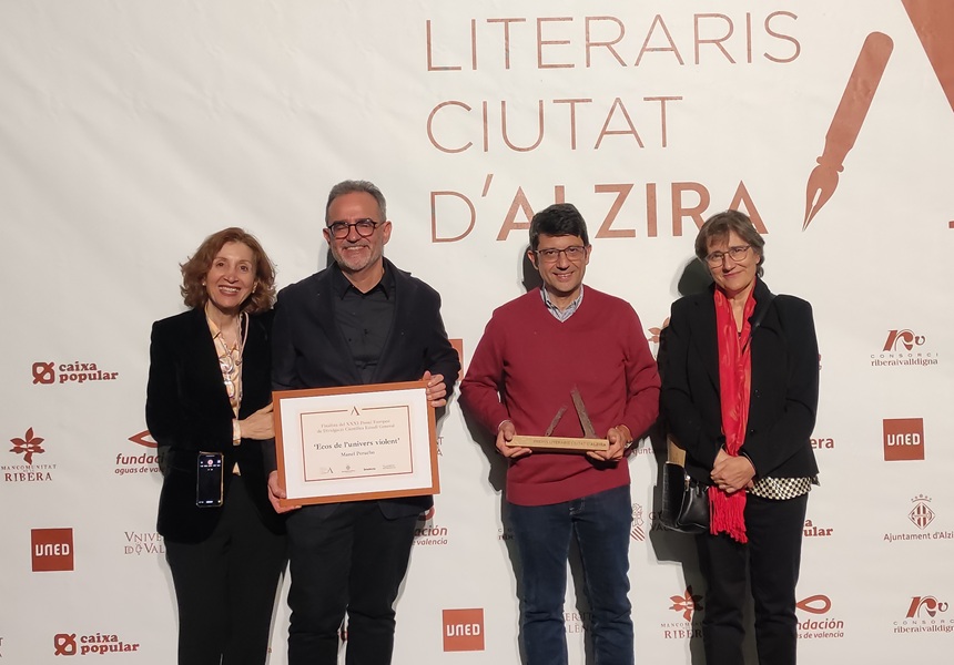D'esquerra a dreta: Carolina Moreno, catedràtica de Periodisme (UV) i directora de la col·lecció de llibres “Sense Fronteres”, Manel Perucho, José Nicanor Alonso i Rosa Donat, durant la gala de lliurament dels Premis Literaris Ciutat d’Alzira.