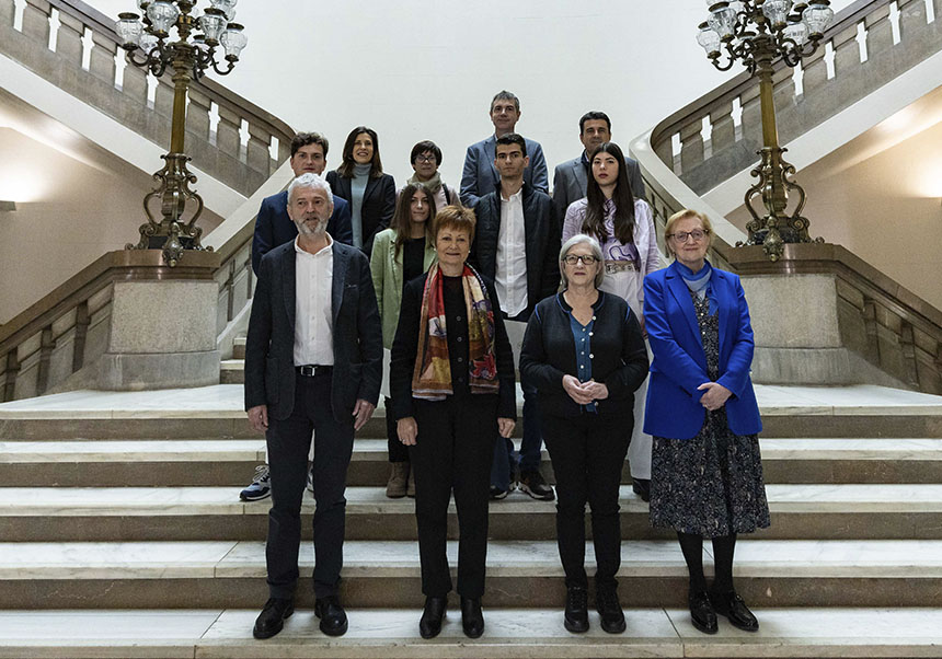 Premiados y autoridades en la escalera de Rectorado