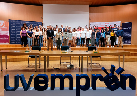 La rectora de la Universitat de València clausura la II Setmana de l'Emprenedoria i lliura els premis del Campus UVemprén-Santander Universidades als millors projectes d'emprenedoria universitària