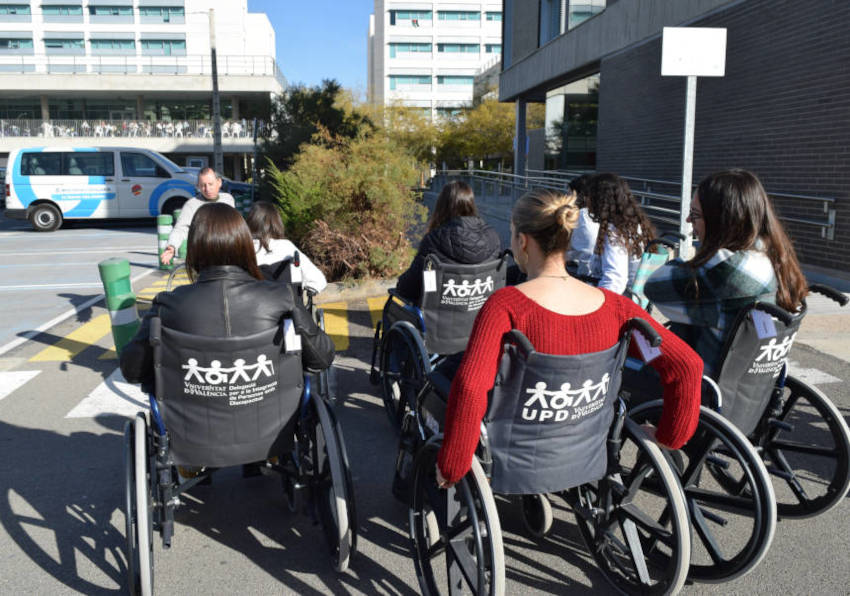 Estudiantes i estudiants de la Universitat participen en una activitat de les Jornades per la Inclusió. FOTO D'ARXIU.