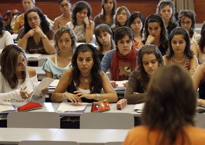 Students of the University, in an image from the archive.