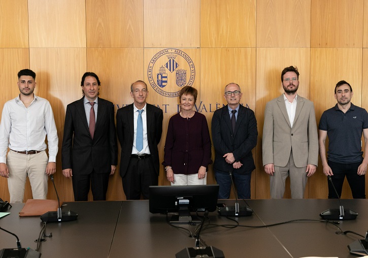 Representatives of the University and SIMODAR, with the Principal M. Vicenta Mestre, in the center, and the promoter of the spin-off Rafael Martínez (second from the left).