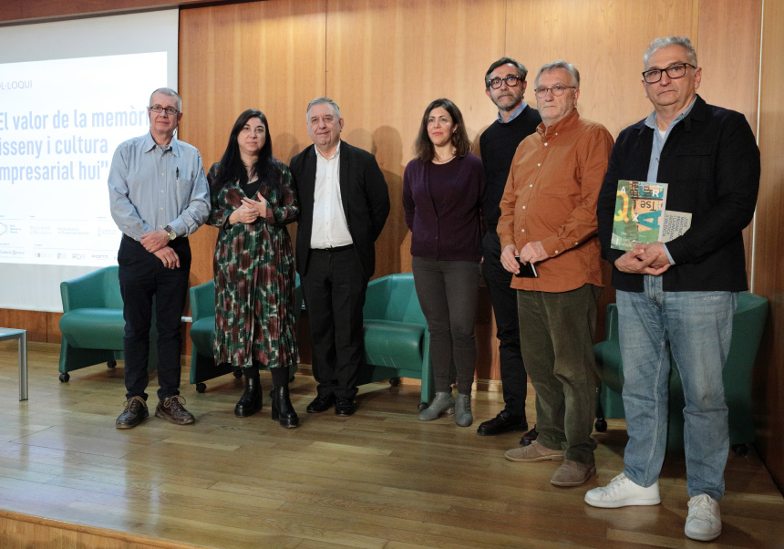 La vicerectora de Cultura amb els codirectors de l'Arxiu i ponents del col·loqui