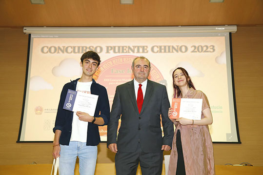 Vicent Andreu with the two winners