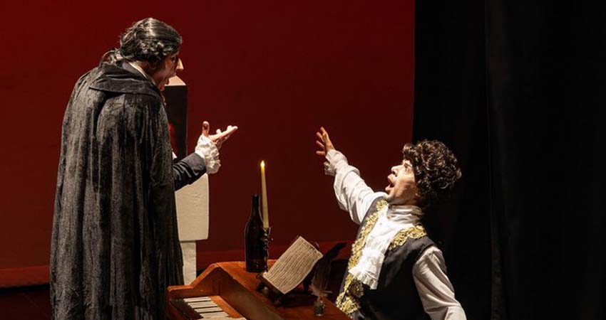 Dos homes en un escenari