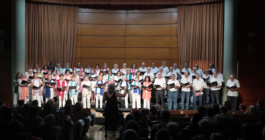 Grup de persones cantant