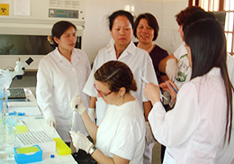 La Dra. Valero (sentada) en el laboratorio del centro de referencia de Quy Nhon Vietnam, rodeada por el equipo vietnamita de este centro hospitalario, durante la expedición de la OMS para la evaluación de la epidemia de Fascioliasis.