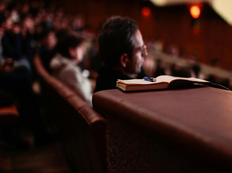 personas sentadas en salón de un congreso