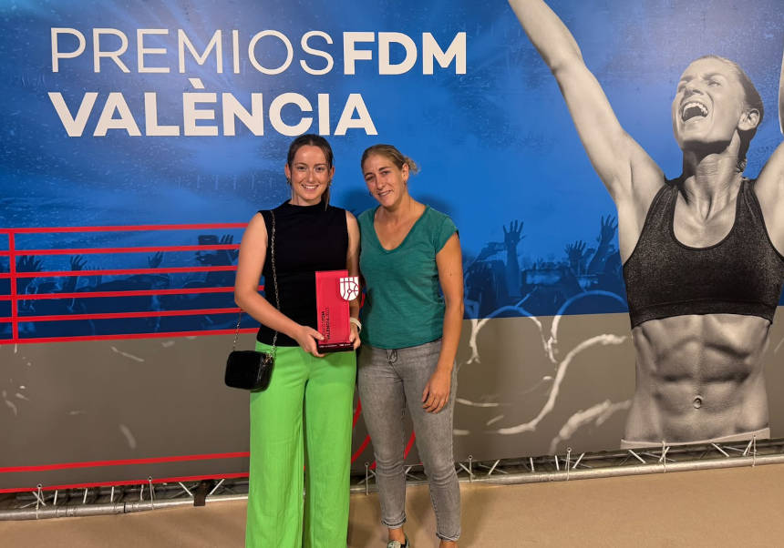 La tennista de la UV guardonada, Sandra Requena, sosté el premi junt a la directora del Servei d'Esports de la Universitat, Maite Pellicer.