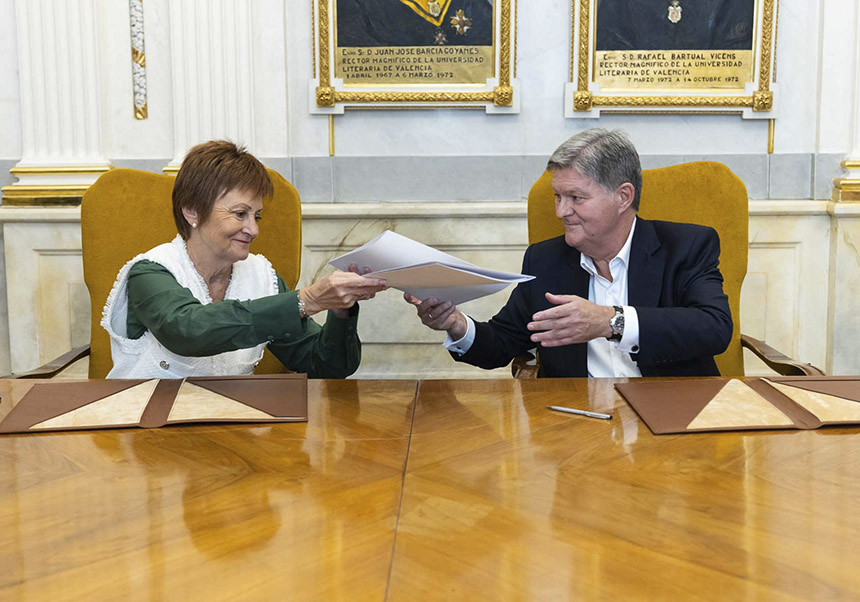 La rectora de la UV i el president de Capgemini Espanya intercanviant les carpetes durant la signatura