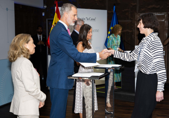 Carmen Gray receives her grant from Felipe VI