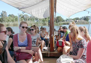 Estudiantes erasmus en un paseo por la Albufera