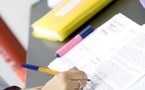 Alumna fent un examen