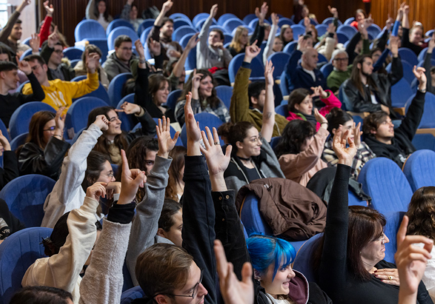 Decenas de estudiantes, en una de las sesiones académicas de la jornada.