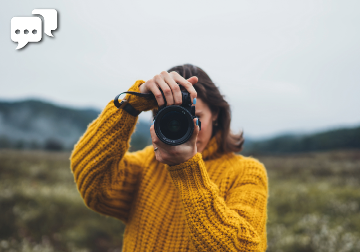 Dona fent una fotografia
