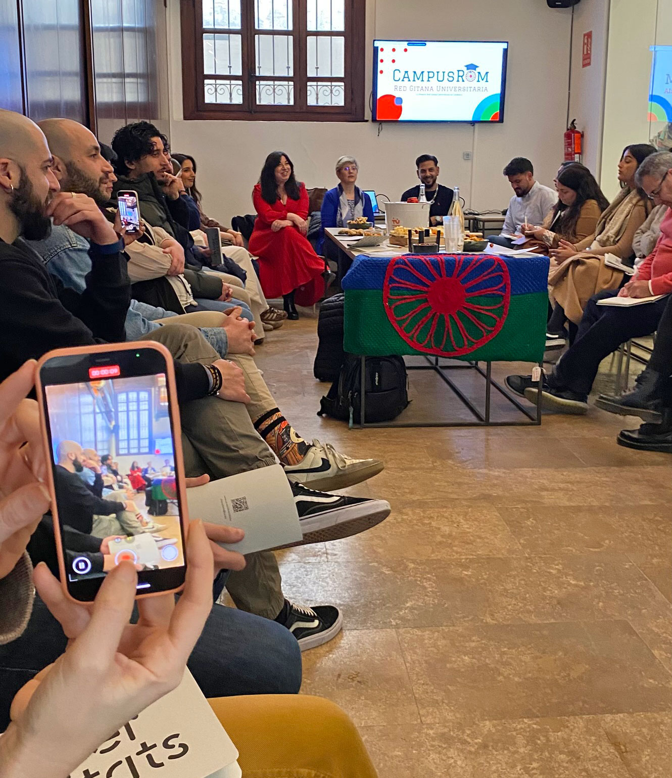 Reunió a la UV amb estudiantat gitano