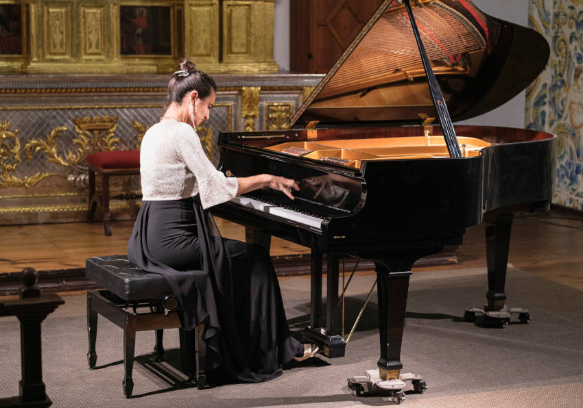 Imagen del evento:Una mujer toca el piano en un concierto de cámara en la Capilla de La Nau. FOTO DE ARCHIVO.