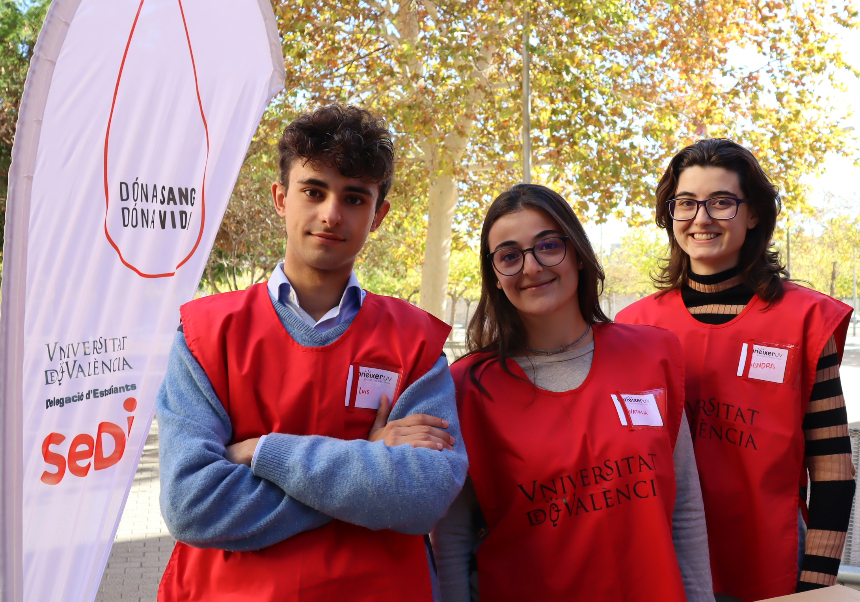 Imagen de tres promotores en el campus de Els Tarongers
