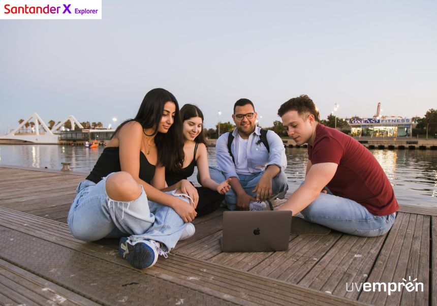 Tres estudiantes con la ciudad de fondo