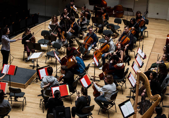 Ensayo de la Orquestra Filharmònica de la UV con la dirección de Beatriz Fernández Aucejo.