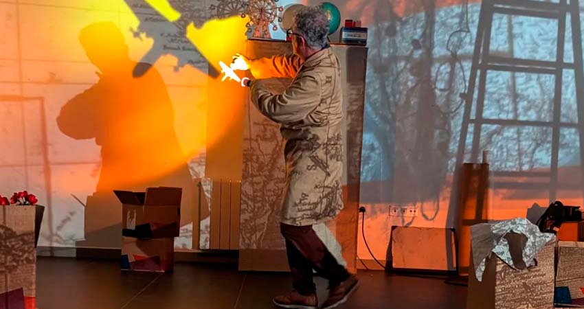 Un home fent figures amb la mà i la llum