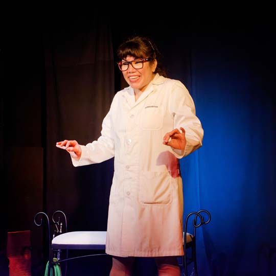 Un home en l'escenari