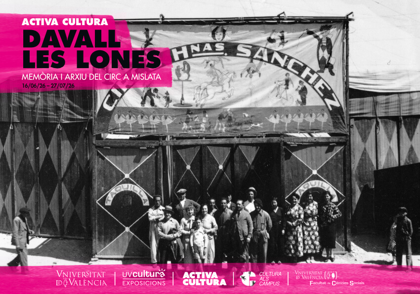 Fotografia antiga d'artistes circenses a la porta del circ