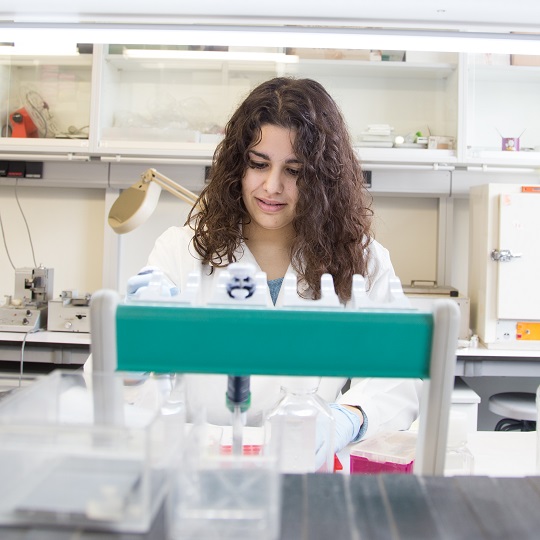Una estudiant al laboratori.