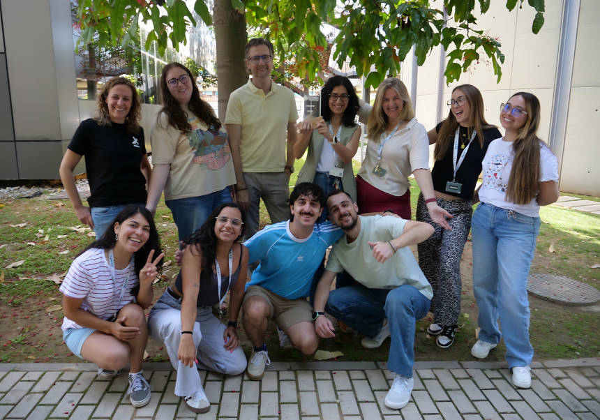 Porcar i Vilanova, amb l'equip de Darwin Bioprospecting Excellence, sostenen el guardó.