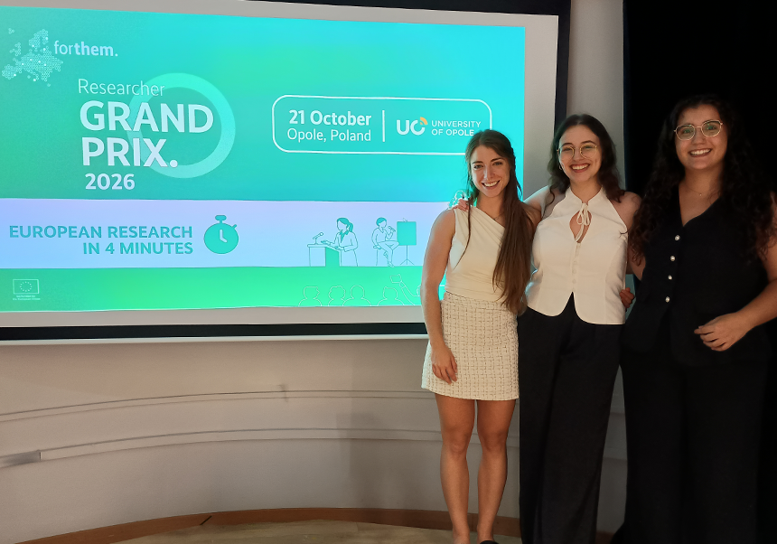 Foto de las 3 semifinlalistas con la representante en el medio