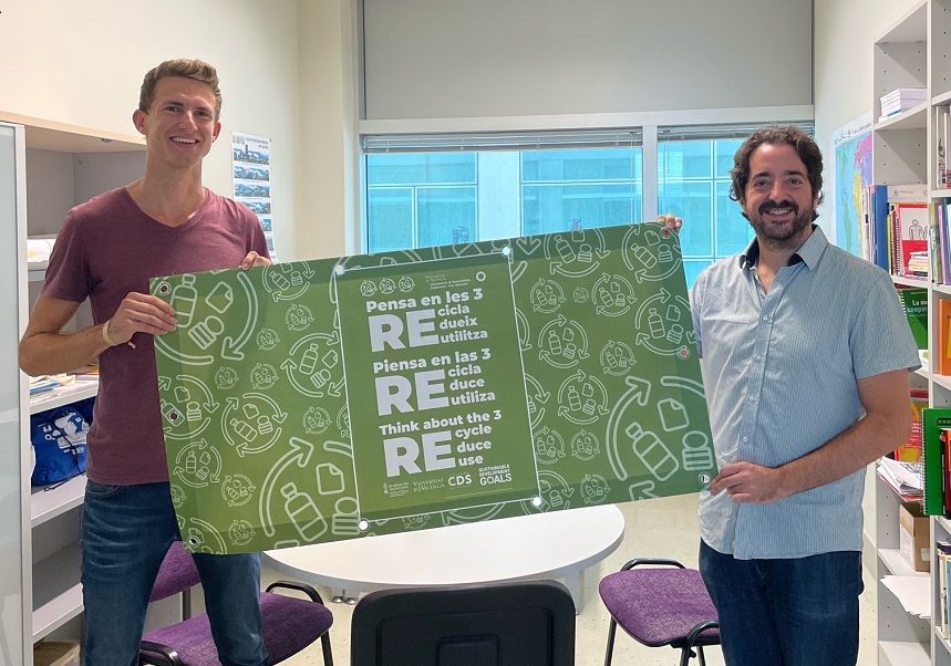 L'inventor del projecte, Robin Wulfes (esquerra), amb una de les lones i el seu mentor Sergio Belda Miquel, Co-Director Càtedra Cooperació i Desenvolupament Sostenible (dreta).