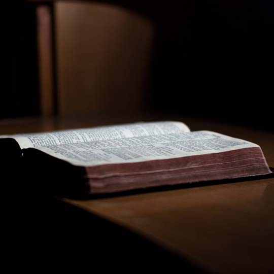 Libro abierto sobre una mesa