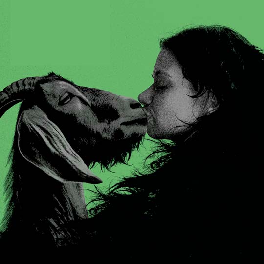 Una mujer y una cabra besándose