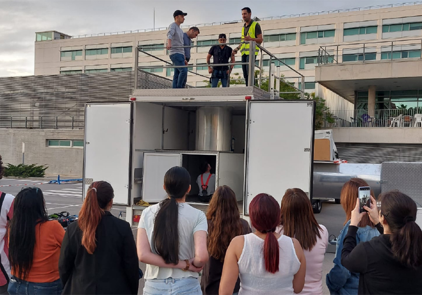 estudiants fent les pràctiques