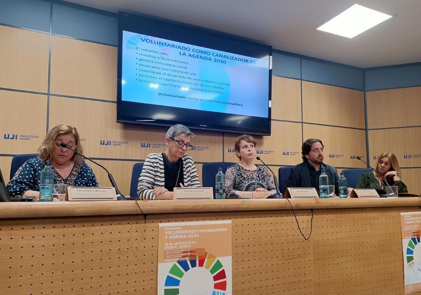 Momento de la mesa redonda con Sergio Belda, Director de la Cátedra de Cooperación y Desarrollo Sostenible de la UV.