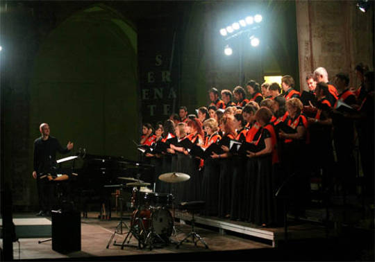 El Orfeó Universitari de València, durante una actuación en el ciclo Serenates a La Nau.