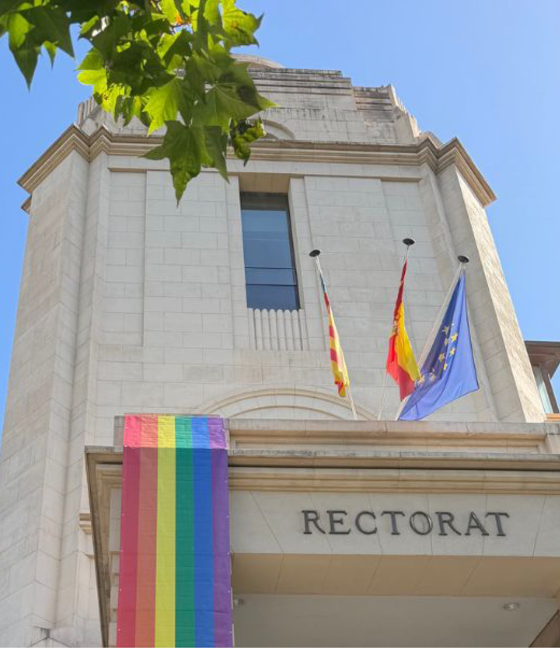 Rectorat amb la bandera de l'orgull