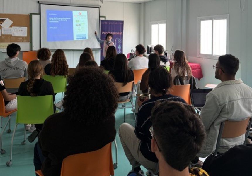 Moment durant la sessió Emprendre per l'Economia Social” celebrada en l'IES Jaume I de Borriana